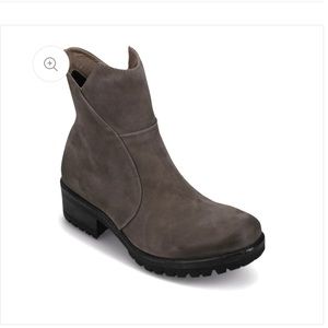 NWT Bueno NuBuck soft Leather Grey Charcoal Short Ankle Boots great Tread